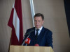Premjers: Izglītība tikai latviešu valodā pašlaik būtu pārāk straujš solis