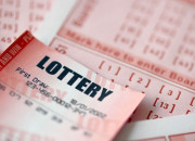 Nejauši vai savi veiksmes skaitļi, spēlējot loteriju?